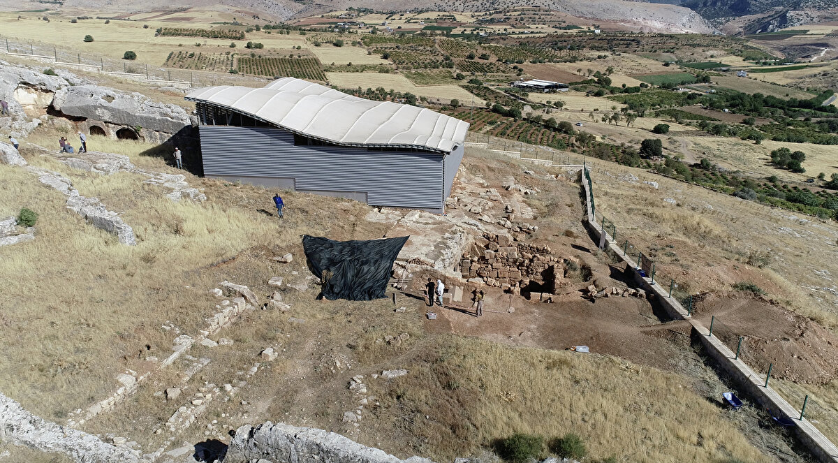 Alkan, çalışmalar sayesinde ziyaretçi sayısında artış yaşandığını belirterek, "Bu yıl ziyaretçi sayımız çok yüksek. Gelip burada kazı çalışmalarını canlı olarak gören ziyaretçilerimiz var. Geçen yıllarda 10 bin ziyaretçi varken bu yıl 23 bine yakın ziyaretçi geldiği görülmektedir." ifadelerini kullandı.<br>