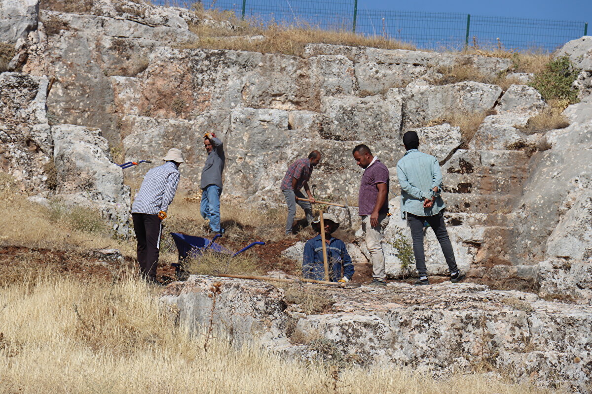 Bu yıl 2. etap kazılarının 4`üncü gününde sanduka tipli mezar bulunduğunu aktaran Alkan, "Kazı çalışmalarında bir kapak ile karşılaştık ve bu kapağı kaldırdığımızda 4 bireye ait insan iskeleti bulduk. Bu iskeletlerin günümüzden 1800 yıl öncesine ait olduğunu düşünmekteyiz." dedi.<br>