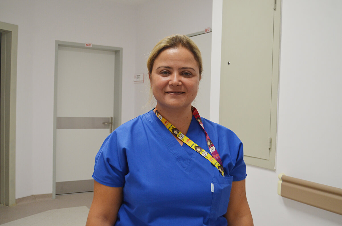 Bu kitle aslında doğuştan varmış ve giderek yavaş yavaş büyümüş. Fark edilmemesinin nedeni ise hiç ağrı yapmamış olması. Aslında kızımız zayıf. Kendisi karnının çıkık ve göbekli olduğunu zayıflamaya çalıştığını belirtti. Bu kilodan değil kitleden kaynaklanıyormuş. Kaza olmasaydı ve kitle biraz daha büyüyüp patlasaydı, kanama nedeniyle hayatını kaybedelerdi. Zayıf bir kızın bu şekilde karnının göbekli olmasını beklemiyoruz. İnsanlar çocuklarında bir asimetrik görünüm olduğunda mutlaka doktora başvurmalılar" diye konuştu.<br>