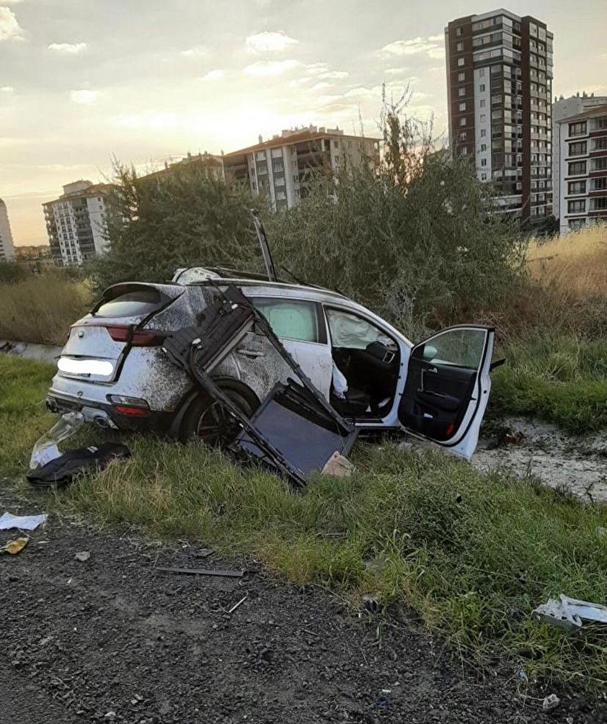 Araçta sıkışan 1'i çocuk 2 yaralı ise itfaiyenin çalışması sonucu kurtarıldı. Yaralılar, ihbarla olay yerine gelen sağlık ekiplerinin ilk müdahalesinin ardından ambulansla hastaneye kaldırıldı. Çocuğun durumunun ağır olduğu belirtildi. Kazayla ilgili soruşturma başlatıldı.