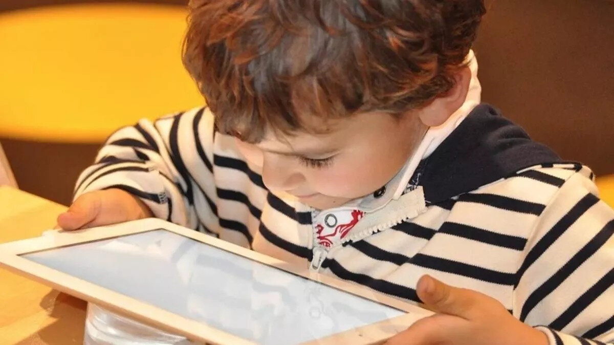 BU İŞARETLER ÇOCUĞUN GÖZLERİNDE SORUN OLDUĞUNU GÖSTERİYOR!<br><br>Gözlerde ağrı, batma yanma, sık göz kırpma, baş ağrısı, gözde kızarıklık, bulanık görme, çift görme gibi şikayetler varsa hekime başvurmak gerektiğini söyleyen Doç. Dr. Kızıloğlu, “Çocuklar ekran başında çok zaman geçirse bile gözlerinin yorulduğunun farkına varmayabilir ve herhangi bir şikayet dile getirmeyebilir. Bu nedenle şikayet olmasa bile düzenli göz kontrollerini yaptırmak gerekir" diye konuştu.