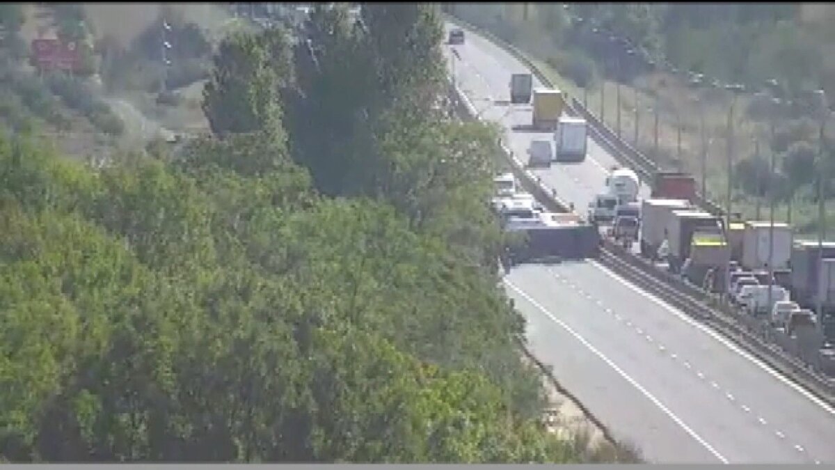 Büyükçekmece gölü mevkiinde korkunç bir kaza yaşandı.<br><br>TEM Otoyolu üzerinden Edirne yönüne ilerleyen 34 ZK 0852 plakalı tır viyadükte kontrolden çıktı.<br><br>Sürücüsünün direksiyon kontrolünü kaybettiği 34 ZK 0852 plakalı tır otoyolda devrildi.