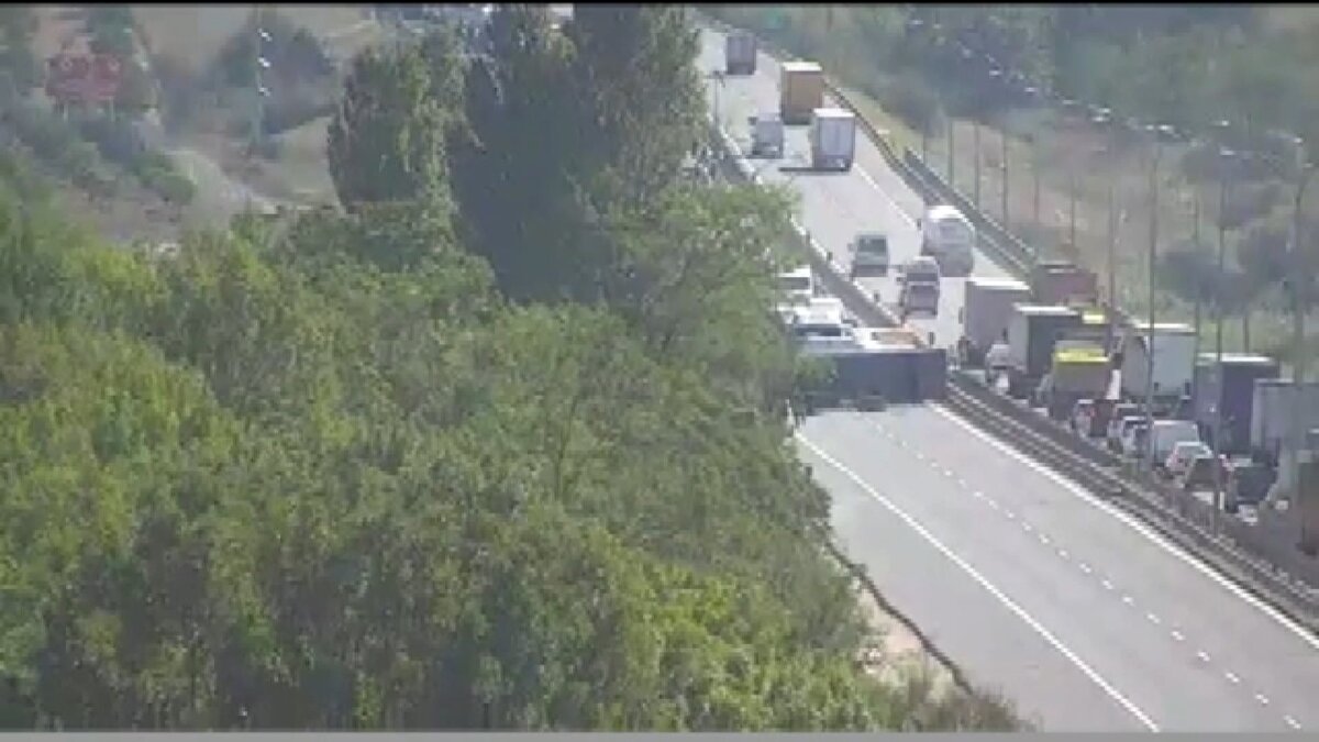 Kurtarma operasyonu kamerada<br>Nefes kesen kurtarma operasyonu dron ile görüntülendi. Kaza nedeniyle TEM Otoyolu Edirne istikametine trafik tamamen kapandı. Ekiplerin tırı kaldırma çalışmaları sürüyor.