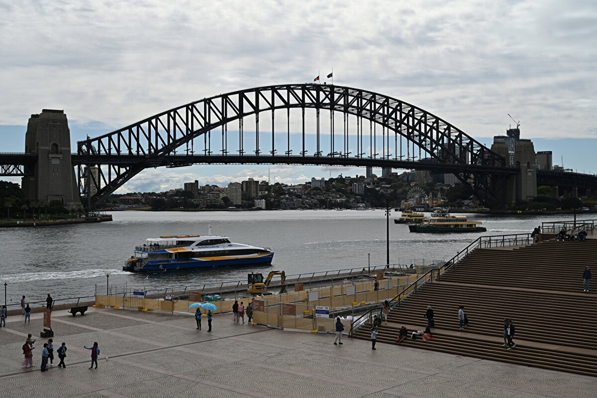 Cenaze günü İngiltere'de borsa ve bankalar tatil edilecek.<br><br>Kraliçenin ölümüyle 73 yaşındaki oğlu Charles, Kral 3. Charles adını alarak İngiltere'nin yeni hükümdarı oldu. Charles protokol gereği Londra'da yapılacak törenle resmen Kral olarak ilan edilecek.<br><br>