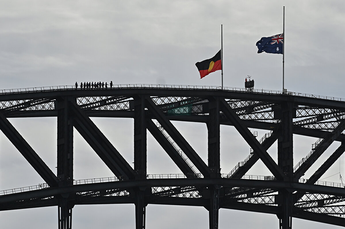 Naaşın tren ya da uçakla Londra'ya götürülmesi olasılığı bulunuyor. Her iki şekilde de naaş, İngiltere başbakanı ve kabine üyeleri tarafından karşılanacak.<br><br>