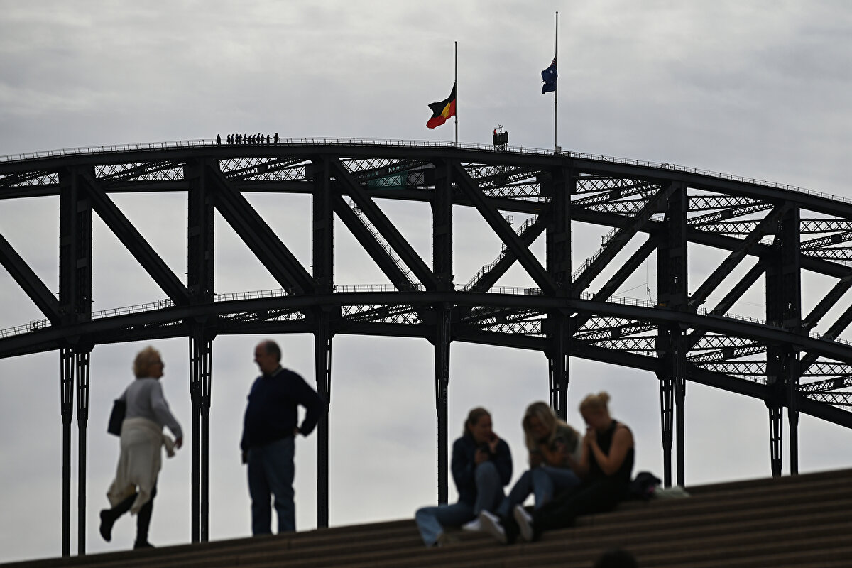 Yas döneminin sonuna kadar Buckhingham Sarayı'nda katafalka konulacak naaş, 8 günün ardından cenaze töreni için tıpkı daha önce Prenses Dıana ve diğer kraliyet üyelerinde olduğu gibi, Westminster Kilisesi'ne götürülecek.<br><br>Kilisedeki törene dünyadan pek çok liderin de katılması bekleniyor.
