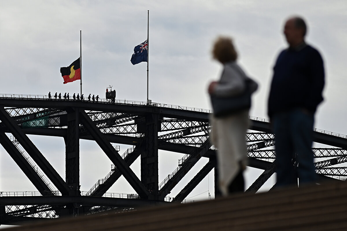 İngiliz Marşı da değişecek. "Tanrı Kraliçe'yi korusun"sözünün yerini "Tanrı Kral'ı korusun" alacak.<br><br>Ülkede Kraliçe'nin simgelerinin yer aldığı polis ve asker kıyafetlerinin yanısıra pasaportlar da yenilenecek.