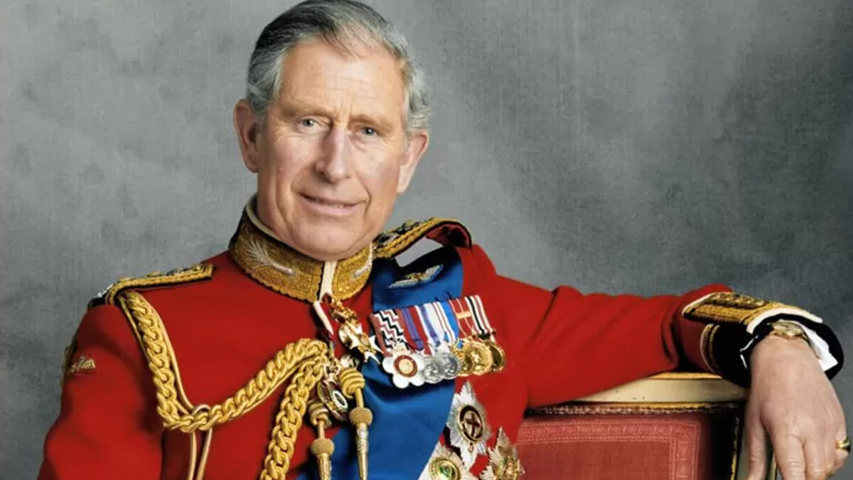 Prens Charles, Galler dili ve tarihi eğitimi aldı. Kraliyet Hava Kuvvetleri ve Kraliyet Donanması'nda hizmet verdi.<br><br>