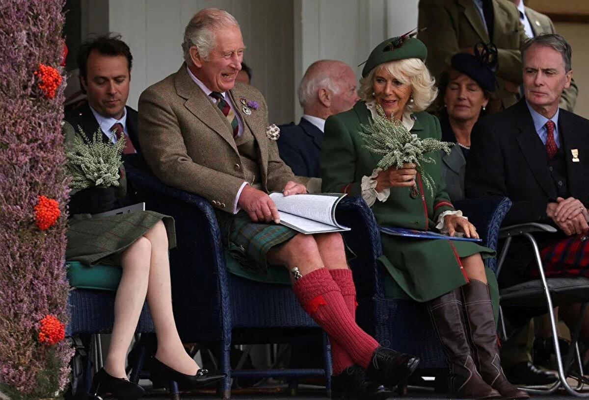 1999'a gelindiğinde, Prens Camilla'yı, annesi Kraliçe II. Elizabeth'le resmi olarak tanıştırdı. 2005 yılında, çift evlendi.<br><br>Prens Charles son dönemde kendisine ait yardım vakıflarıyla gündeme geldi.