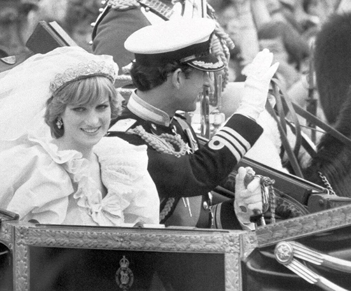 İkili, 29 Temmuz 1981'de St Paul Katedrali'nde evlendi. Peri masalını yüzbinlerce kişi televizyondan canlı olarak izledi.<br><br>