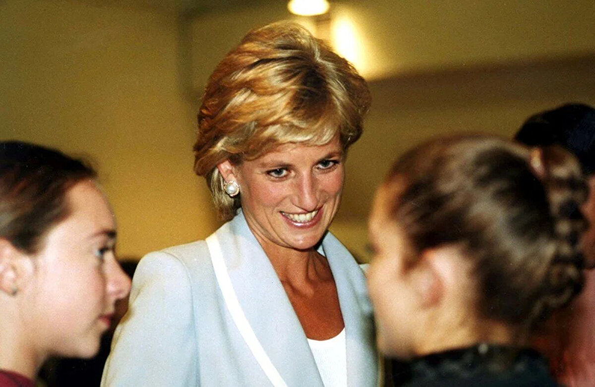 1993 yılında, "Camilla-gate" olarak bilinen bir skandal patlak verdi.<br><br>İngiliz basını Prens Charles'ın, 1989 yılında Diana ile evliyken, Camilla ile gece geç saatlerde yaptığı telefon görüşmelerinin dökümünü yayınladı.