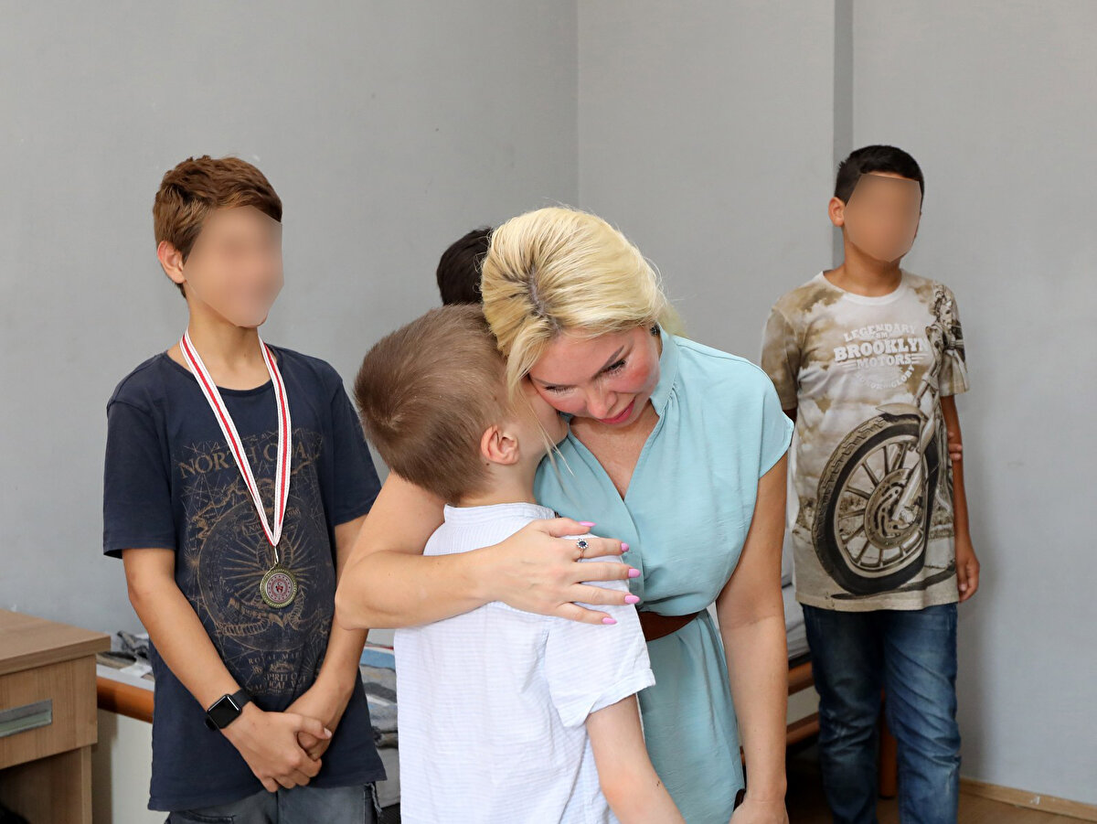 Antalya Çocuk Evleri Sitesi’nde koruma altında olan Cem Muhammet'i ziyaret eden Akdeniz Üniversitesi Rektörü Prof. Dr. Özlenen Özkan, Cem'le masa tenisi oynadı.