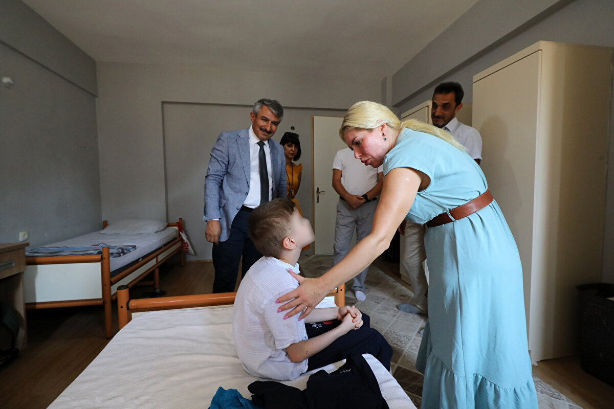 Cem Muhammet’te gördüğü gelişimden mutluluk duyduğunu vurgulayan Rektör Prof. Dr. Özkan şunları söyledi:<br><br>“Cem Muhammet hastanemize 25 Temmuz’da geldiğinde 17 kiloydu. Hareket etmekte güçlük çekiyordu. 21 günlük tedavinin sonucunda taburcu ettiğimizde artık sağlığına kavuşmuş, rahatlıkla yürüyebiliyordu. Taburcu olduktan sonra devlet koruması altına alındı. Ziyaret etmek için Cem Muhammet’in ortamına alışmasını bekledik. Onu bu kadar mutlu ve sosyalleşmiş görmekten gerçekten çok mutlu oldum.”