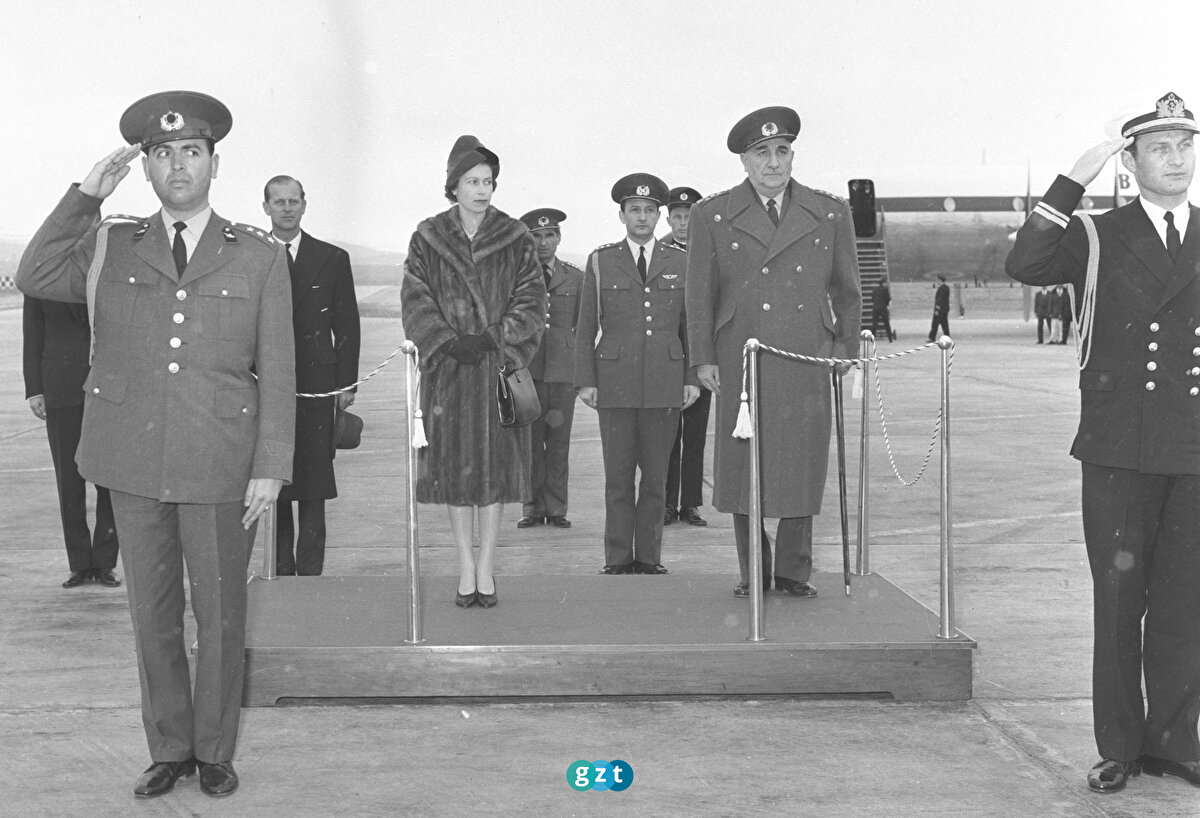İngiltere Kraliçesi 2. Elizabeth (platformda solda), 6 Mart 1961'de Türkiye ziyaretinde Esenboğa Havalimanında törenle karşılanmıştı. Silahlı Kuvvetler Başkomutanı Orgeneral Cemal Gürsel (platformda sağda)