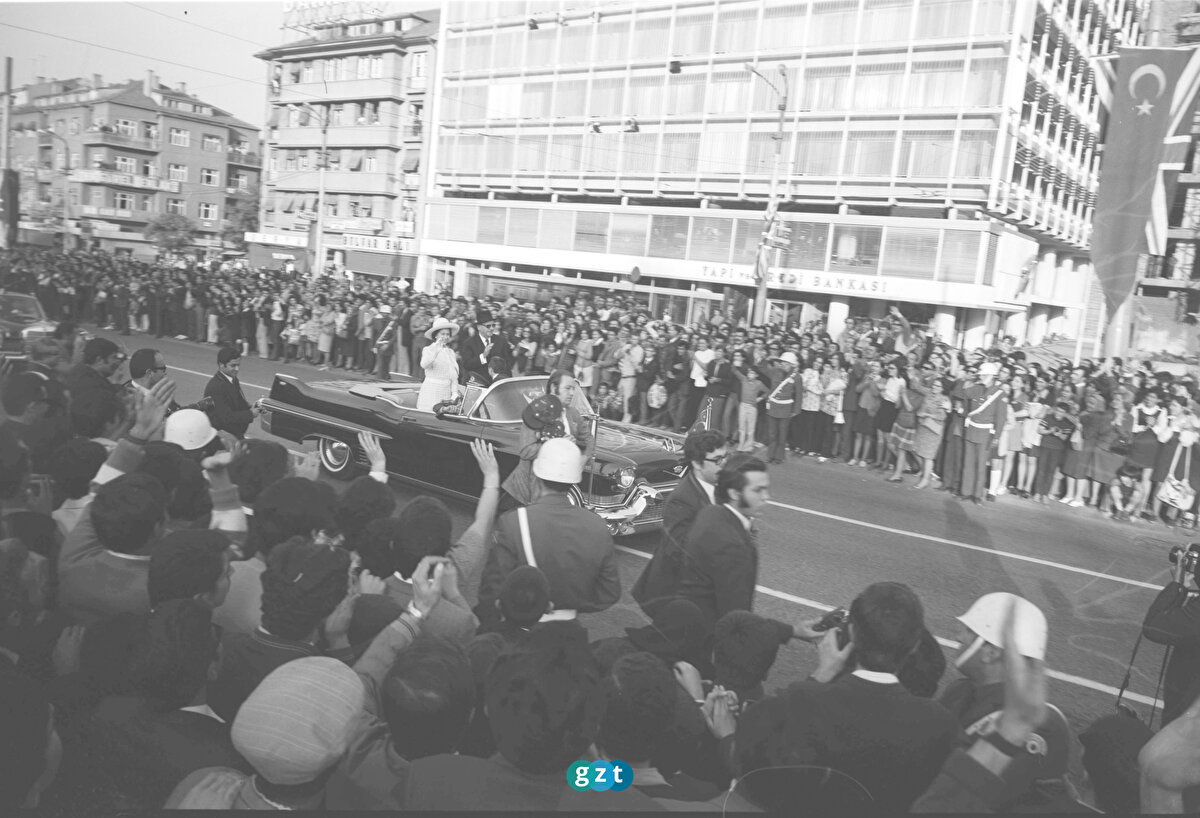 İngiltere Kraliçesi 2. Elizabeth (araçta solda) 18 Ekim 1971'de Türkiye ziyaretinde dönemin Cumhurbaşkanı Cevdet Sunay (araçta sağda) ile bindikleri üstü açık otomobilden karşılamaya gelen vatandaşları selamlarken