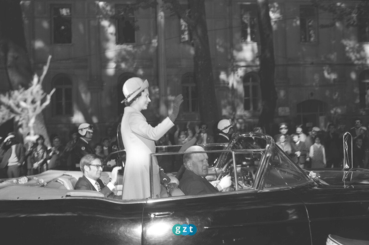İngiltere Kraliçesi 2. Elizabeth, 23 Ekim 1971'de Türkiye'ye resmi bir ziyarette bulunmuştu. Kraliçe Elizabeth (araçta ayakta) ziyaretinin İstanbul bölümünde, Dışişleri Bakanı Osman Olcay (araçta arkada) ile ikametine ayrılan Sale Köşkü'ne giderken üstü açık otomobilde kendisini karşılayanları selamlarken