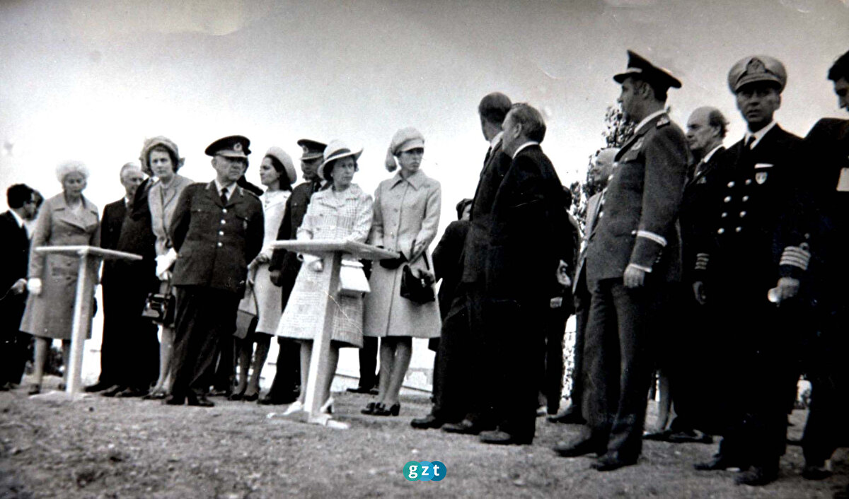 İngiltere Kraliçesi 2. Elizabeth, Çanakkale Savaşları'nın 60. yıl dönümü törenine katılmıştı