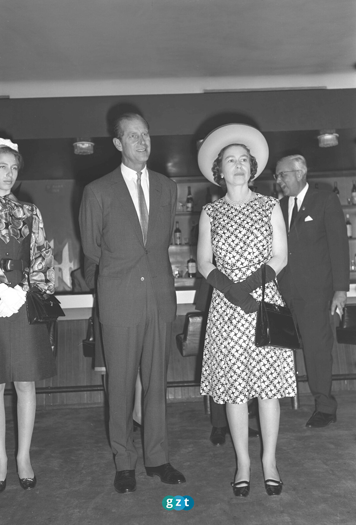 İngiltere Kraliçesi 2. Elizabeth (sağda) 18 Ekim 1971'de eşi Edinburg Dükü Prens Philip (solda) ve kızları Prenses Anne (solda), Türkiye'de