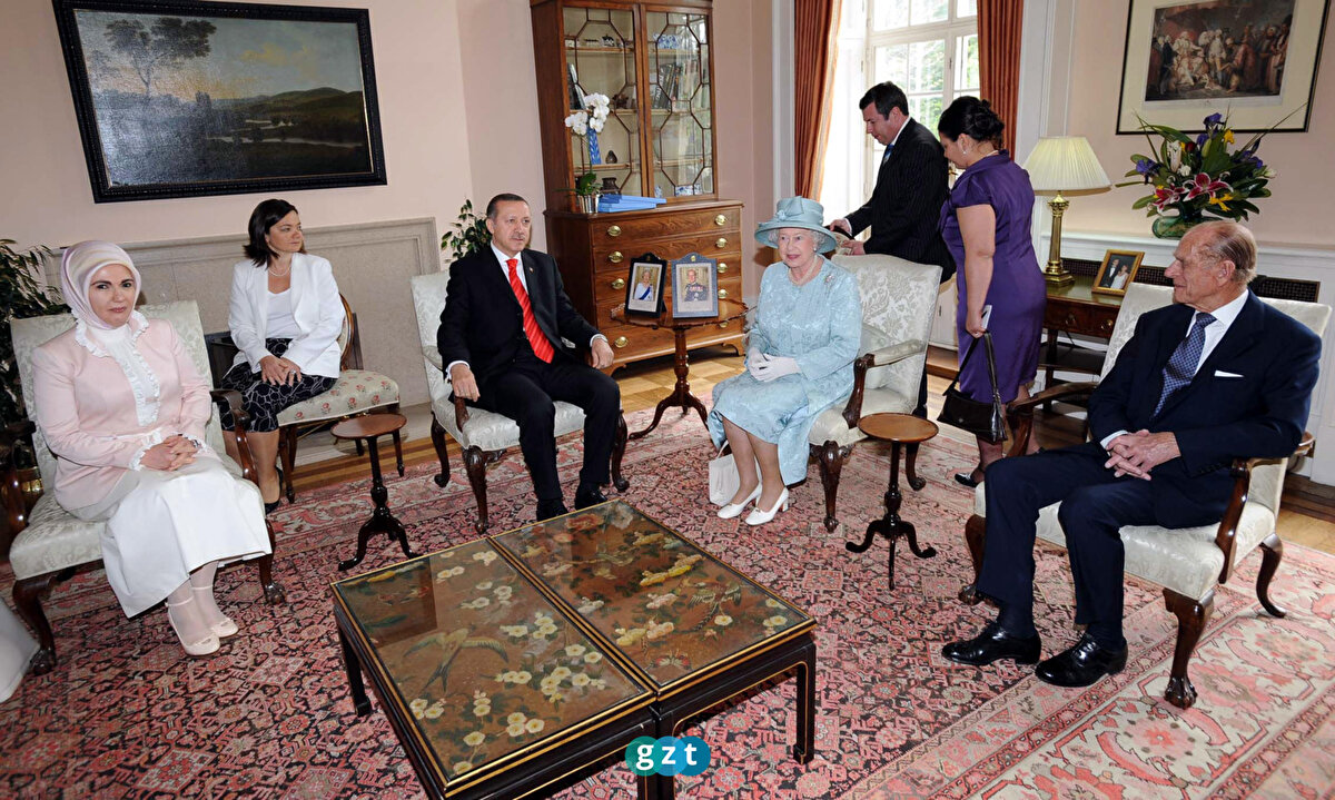 Dönemin Başbakanı Recep Tayyip Erdoğan, 16 Mayıs 2008'de İngiltere Kraliçesi 2. Elizabeth ile İngiltere Büyükelçiliği ikametgahında görüşmüştü. Görüşmeye, Erdoğan'ın eşi Emine Erdoğan ve Kraliçe'nin eşi Edinburgh dükü Prens Philip de katılmıştı