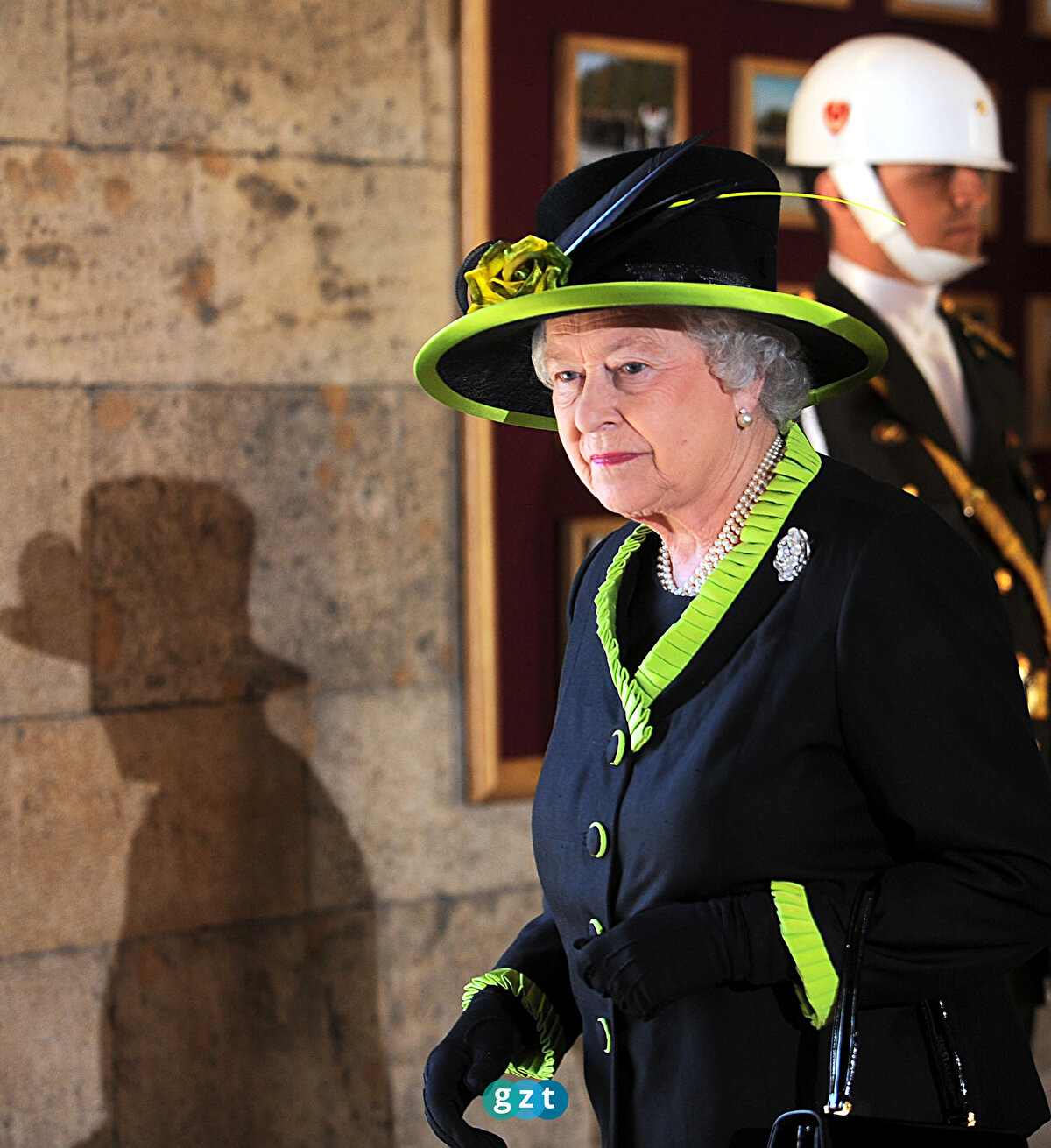 İngiltere Kraliçesi Elizabeth, 13 Mayıs 2008'de Türkiye'deki temasları çerçevesinde ilk olarak Anıtkabir'i ziyaret etmişti