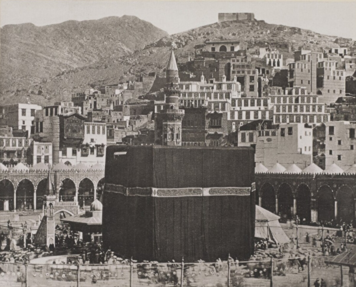 Mekke’nin, orada yaşayanların, Hac için kutsal topraklara gelenlerin içerisinde bulunduğu 250’den fazla fotoğraf çeken es-Seyyid Abdülgaffâr ile alakalı sınırlı bilgiler Hurgronje’nin günlüklerinden veya yazışmalarından geliyordu. Müslüman olduğunu iddia ettikten sonra Abdulgaffâr ismini alan Hurgronje, Mekke’de fotoğraf işleriyle uğraşan es-Seyyid Abdülgaffâr ile karşılaşmış, onun ısrarla kendisinin çok da iyi olmayan stüdyosunu kullanma davetine muhatap olmuştu. 