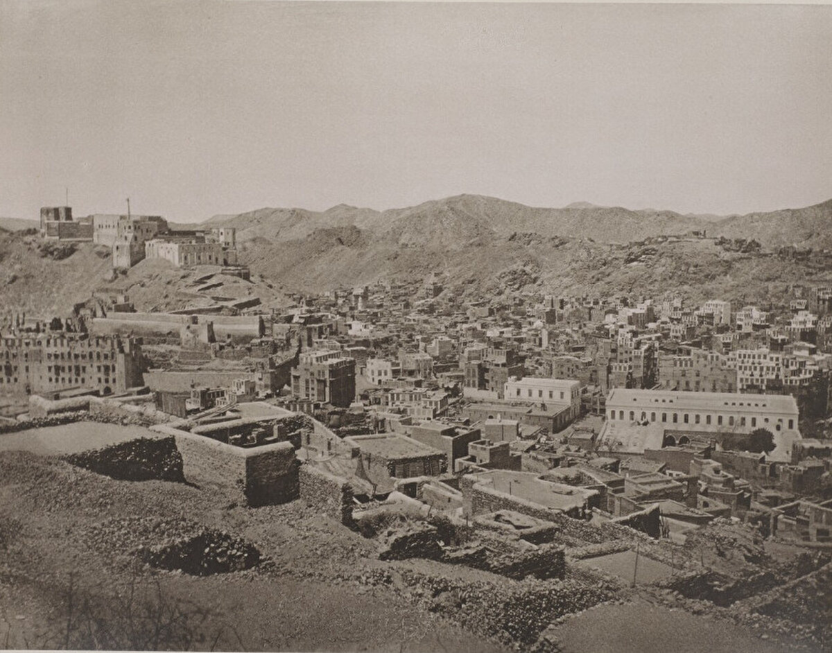 Dolayısıyla buradaki çalışması yarım kalmış; ileride, 1888 ve 1889 yıllarında yayınlanacak olan "Bilder-Atlas zu Mekka" ve "Bilder aus Mekka" isimli iki albüm çalışmasına ait materyal noktasında eksiklik yaşamıştı. İşte Hurgronje’nin imdadına bu noktada Mekkeli es-Seyyid Abdülgaffâr yetişmişti. Hakkında çok da fazla bir bilgimiz olmayan bu Mekkeli fotoğrafçı, Hurgronje’nin yayınlanan eserlerindeki çoğu fotoğrafın da aslında sahibiydi. 