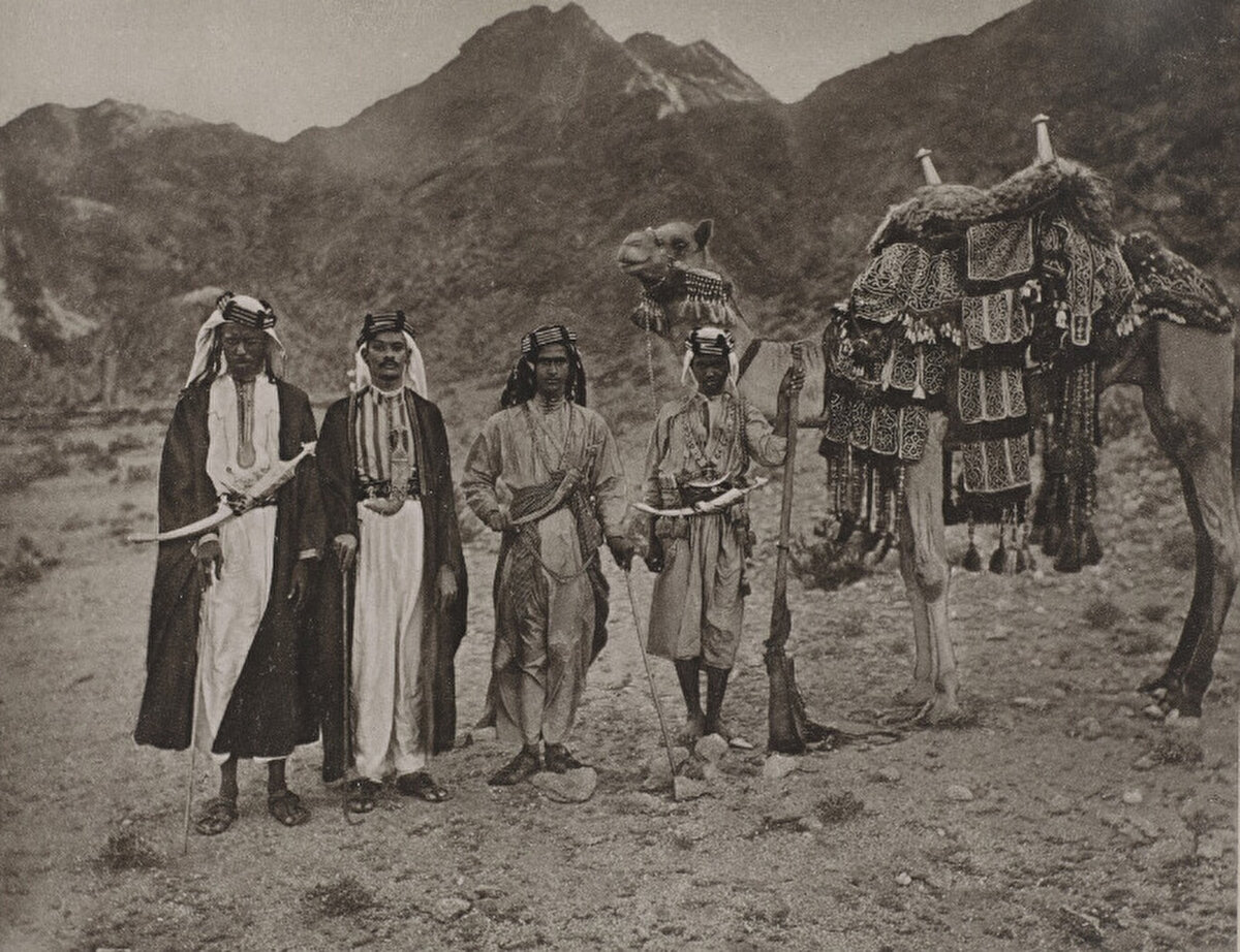 Es-Seyyid Abdülgaffâr’ın kendisine göndediği ama Hurgronje’nin eserlerinde kullanmadığı diğer fotoğraflar ise Leiden Üniversitesi’nde kendi adına olan arşivdeki yerini almıştı.