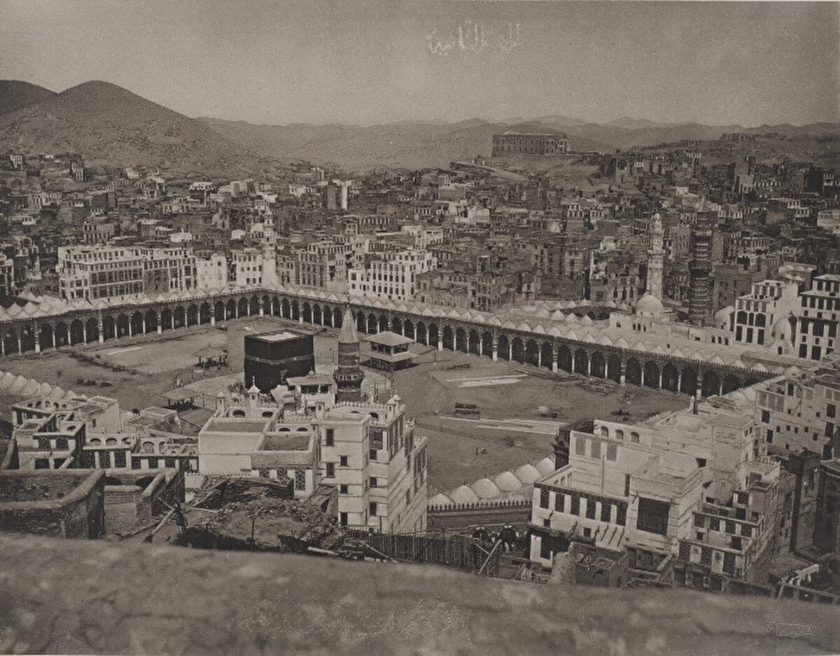 Son derece iyi bildiği Arapça ve İslâmiyet, Cidde’deki Osmanlı valisi aracılığıyla bir grup âlim tarafından sınandığı görüşmede bir hayli işine yaramıştı. Müslümanlığı kabul edip etmediği tartışmalı bir mesele olan Hurgronje 1884 yılında gerçekleşen bu sınamadan başarıyla geçmiş, 1885 yılında Mekke’ye girişine izin verilmişti. Hâkim olan kanaate göre, o sadece Mekke’ye girebilmek için Müslüman olmuştu. Fakat burada bulunması çok da uzun olamamış, isminin karıştığı bir hırsızlık vakası dolayısıyla sınır dışı edilmişti. 