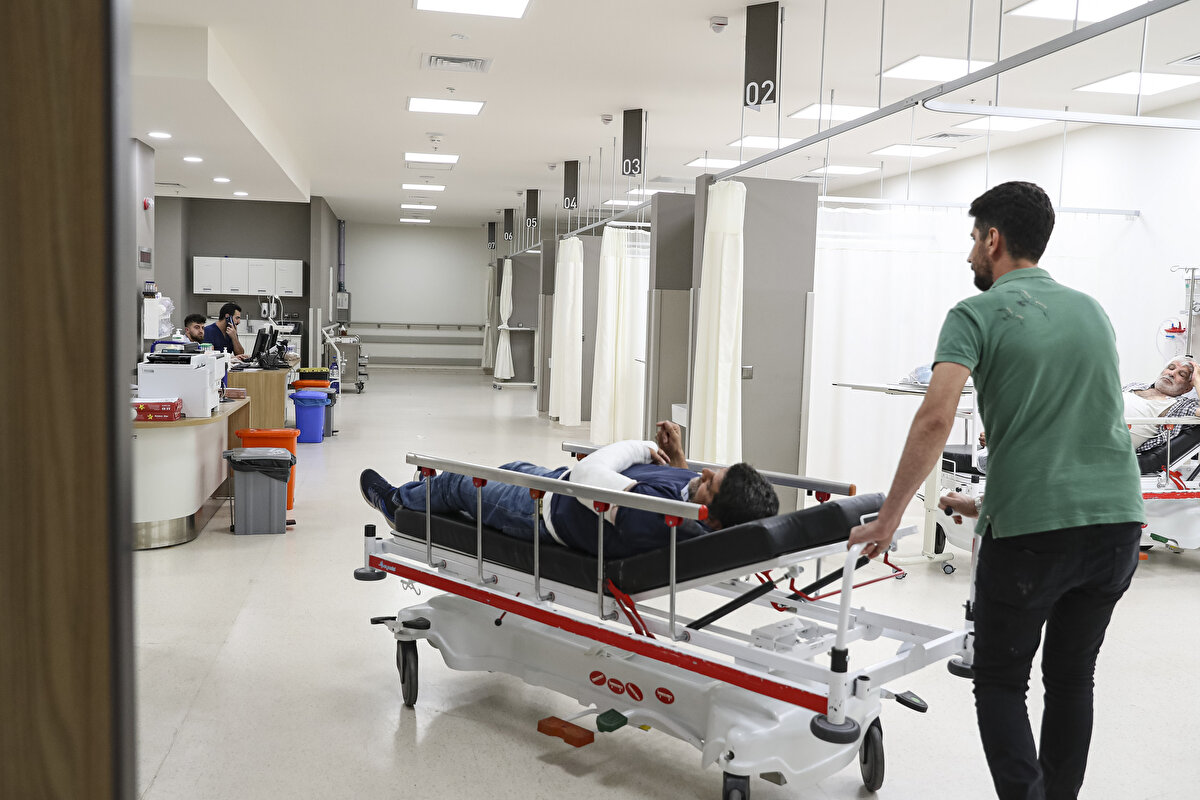 Kaza sırasında metrobüste olan 23 yaşındaki İranlı Nejla Sabbagh, kendine geldiğinde herkesin kanlar içinde yattığını gördüğünü aktardı.<br><br>Sabbagh, "Korkunç bir görüntüydü gerçekten. Her yer kan içerisindeydi. Kendimize geldiğimizde çığlık atarak kapıyı kırıp dışarıya çıktık. Ambulansla hastaneye geldim. Tomografi falan çektiler, şu anda kafamda bir şey yok ama diğer test sonuçlarını bekliyoruz" diye konuştu.<br><br>