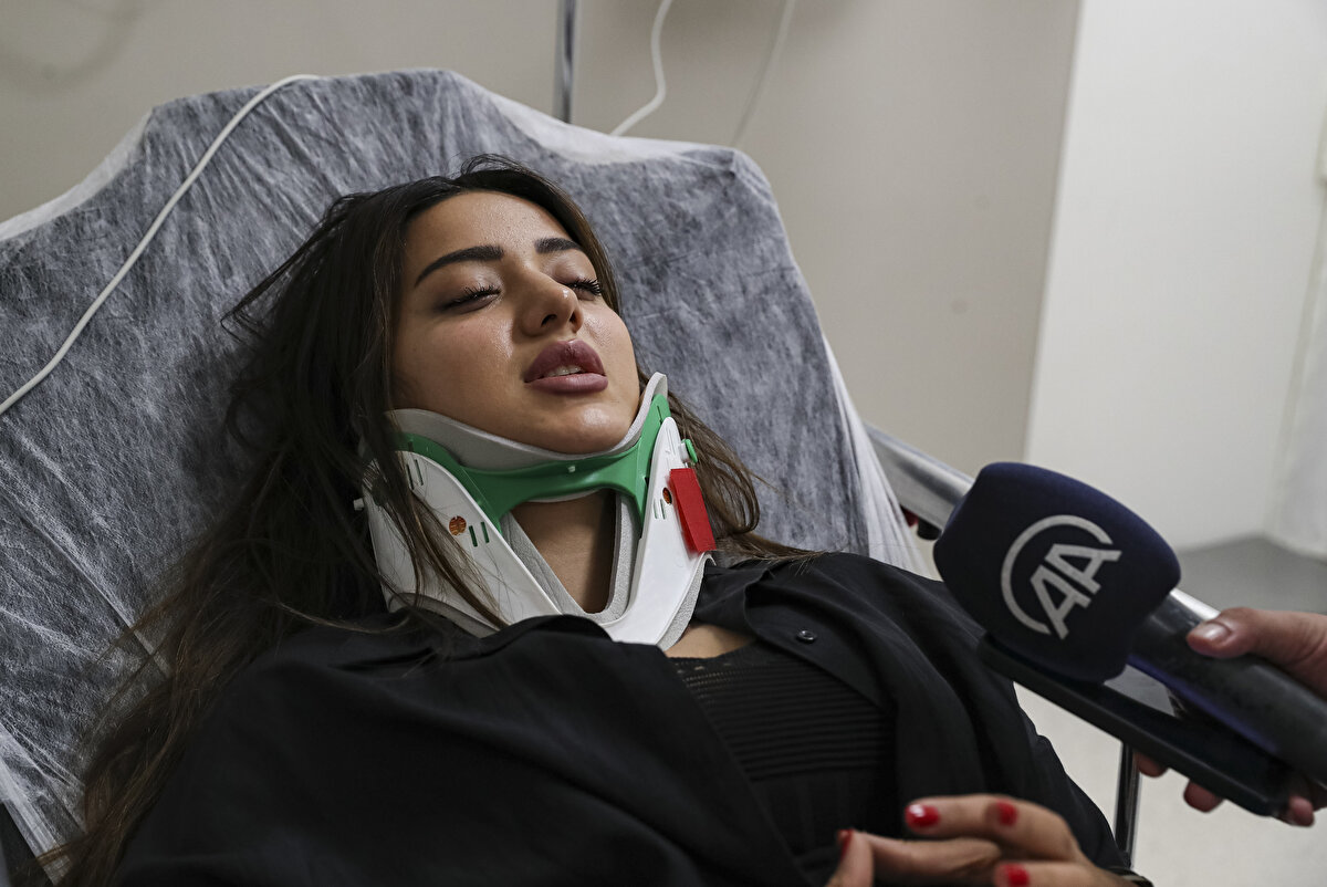 Hastanelerine getirilen yaralılardan birinin durumunun kritik olduğuna dikkati çeken Aycan, "İç organ yaralanması var. Gerekli müdahaleleri yapıldıktan sonra yoğun bakım ünitemize yatırıldı. 2 hastamız taburcu oldu. Kalan hastalarımızın genel durumları iyi, şu an tetkik sonuçlarını bekliyoruz" dedi.<br><br>