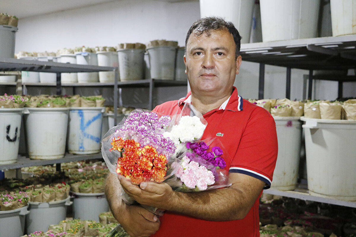 MESAİ VE İŞÇİ SAYILARI ARTIRILDI<br>Çiçek firmasında kalite kontrol ve depo sorumlusu ziraat mühendisi Rabia Yıldırım, yayla bölgesindeki üretimin az olduğu dönem olması nedeniyle normalde günlük 8 saat şeklinde bir çalışma programı uygularken, Kraliçenin ölümü üzerine hem mesai saatleri hem de işçi sayılarını artırmak durumunda kaldıklarını söyledi. Yıldırım, bu süreçte her gün günlük 2'şer saat mesai ve 11- 18 Eylül Pazar günleri de çalışma kararı aldıklarını dile getirdi. Yıldırım, 30 olan işçi kapasitesinin de 45 kişiye çıkartıldığını kaydetti.