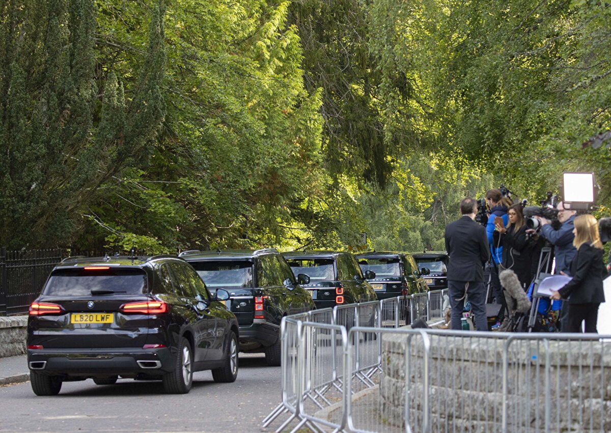 İskoçya'da tatilini geçirdiği Balmoral Kalesi'nde 8 Eylül'de hayatını kaybeden İngiltere Kraliçesi 2. Elizabeth'in cenazesi, başkent Edinburgh'taki Holyroodhouse Sarayı'na taşınıyor.<br><br>