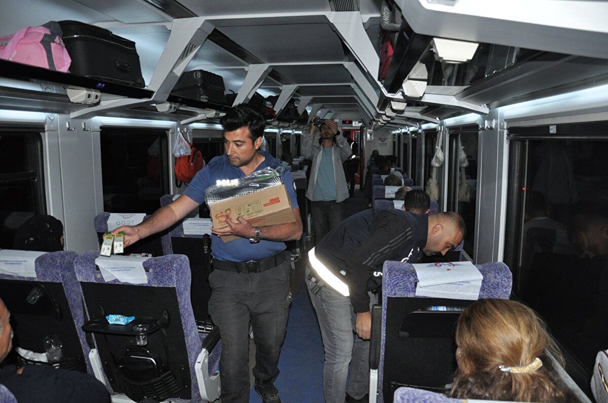 Yolculara geçmiş olsun dileklerini ifade eden Polat, "Allah'a şükür can ve mal kaybımız yok. Devlet demir yollarındaki arkadaşlarımızın olay yerindeki çalışmaları devam ediyor. Biz treni Yerköy istasyonumuza çektik. Malatya'ya giden bir trenimizdeki yolcularımızı da burada misafir ediyoruz. Yarım saat içinde yolun açılıp açılmayacağıyla ilgili teknik bilgi gelecek. Yolu açarsak tren yoluna devam edecek. Açılmazsa otobüslerle nakil yapabiliriz. O da olmazsa yurtlarımız hazır. Tüm misafirlerimizi Yerköy'de ağırlamaktan mutluluk duyarız. Devletimizin tüm imkanları vatandaşımızın hizmetinde. Allah beterinden korusun." dedi.<br>