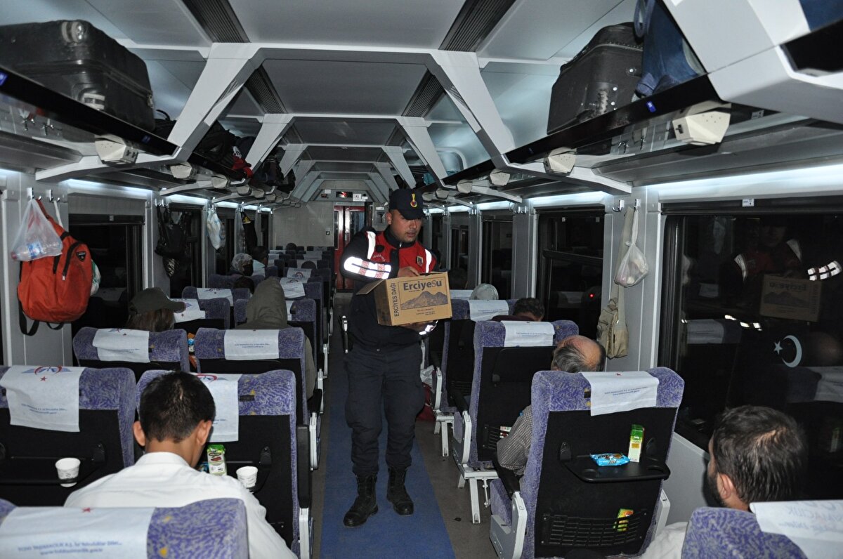 Daha sonra trendeki yolculara kumanya dağıtıldı.<br>