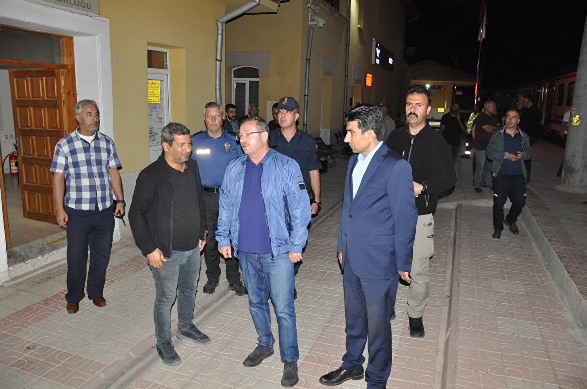 Yozgat Valisi Ziya Polat, Yerköy Kaymakamı Muharrem Coşgun ve Yerköy Belediye Başkanı Ferhat Yılmaz, gara gelerek yetkililerden bilgi aldı, yolculara geçmiş olsun dileğinde bulundu.<br>