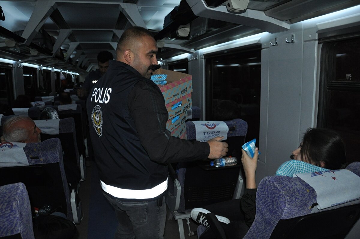 Vali Polat, yolcuların tüm ihtiyaçlarının karşılandığını da sözlerine ekledi.<br>
