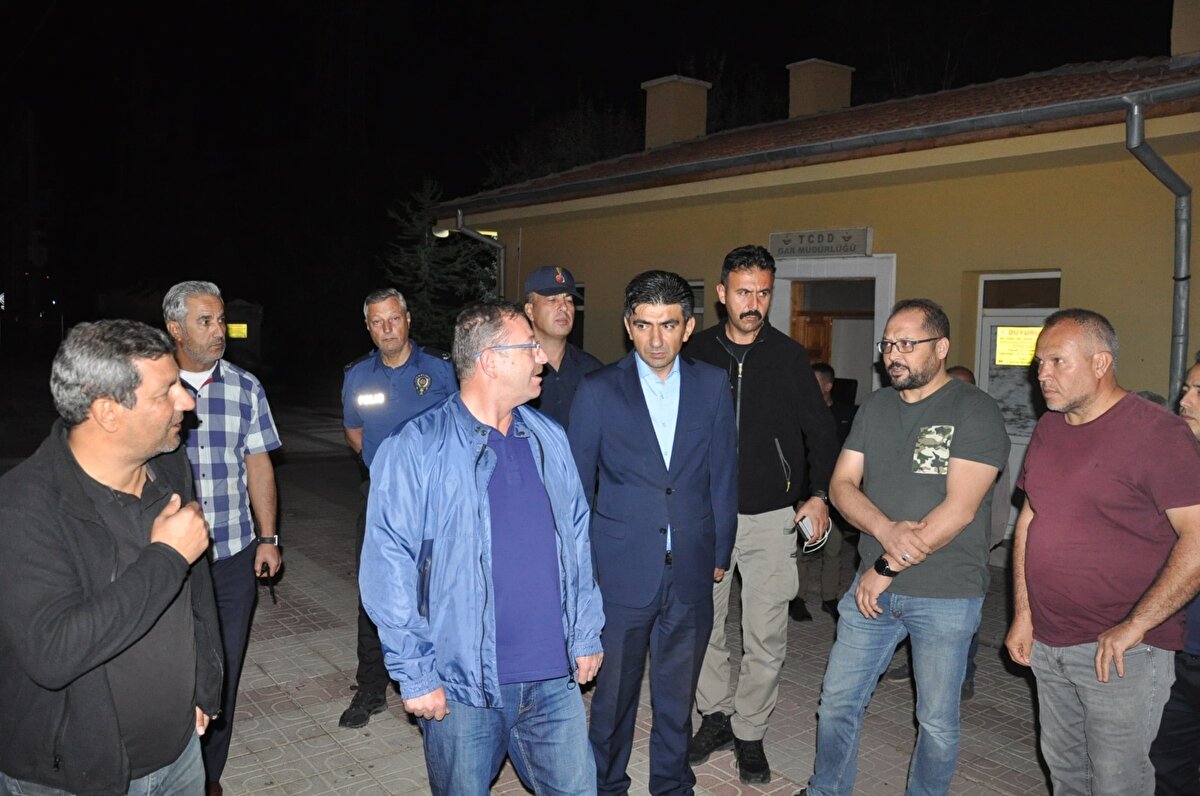 Vali Polat, gazetecilere yaptığı açıklamada, Ankara'dan Kars istikametine giden Doğu Ekspresi'nin ikinci vagonunun Yerköy ile Şefaatli arasında raydan çıkması sonucu kaza meydana geldiğini söyledi.<br>