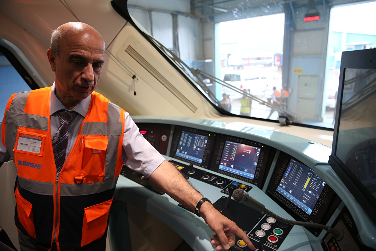 Milli Elektrikli Tren Seti Projesi kapsamında geliştirilen altyapı ve yetkinlikten yararlanılarak, söz konusu tren setlerinin hızlı tren hatlarında kullanılmak üzere gerekli tasarım değişikliklerinin sağlanmasıyla saatte 225 kilometre hıza çıkabilen Milli Hızlı Tren Projesi'nin hayata geçirilmesi hedefleniyor.<br><br>