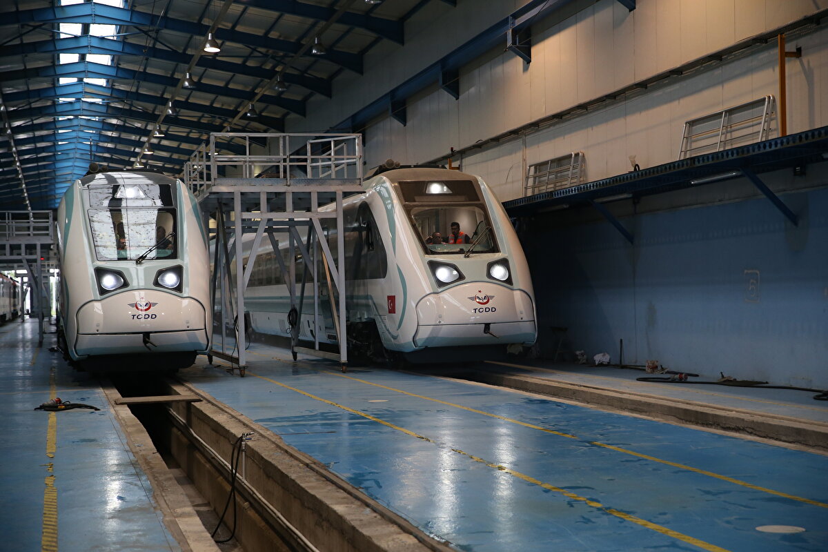 Milli Elektrikli Tren Seti raylara inmek için hazırlanıyor.<br><br>Türkiye Raylı Sistem Araçları Sanayii Anonim Şirketi (TÜRASAŞ) Sakarya Bölge Müdürü Erdal Aba, müdürlük binasında basın mensuplarıyla bir araya gelerek yaptıkları çalışmalar hakkında bilgi verdi.