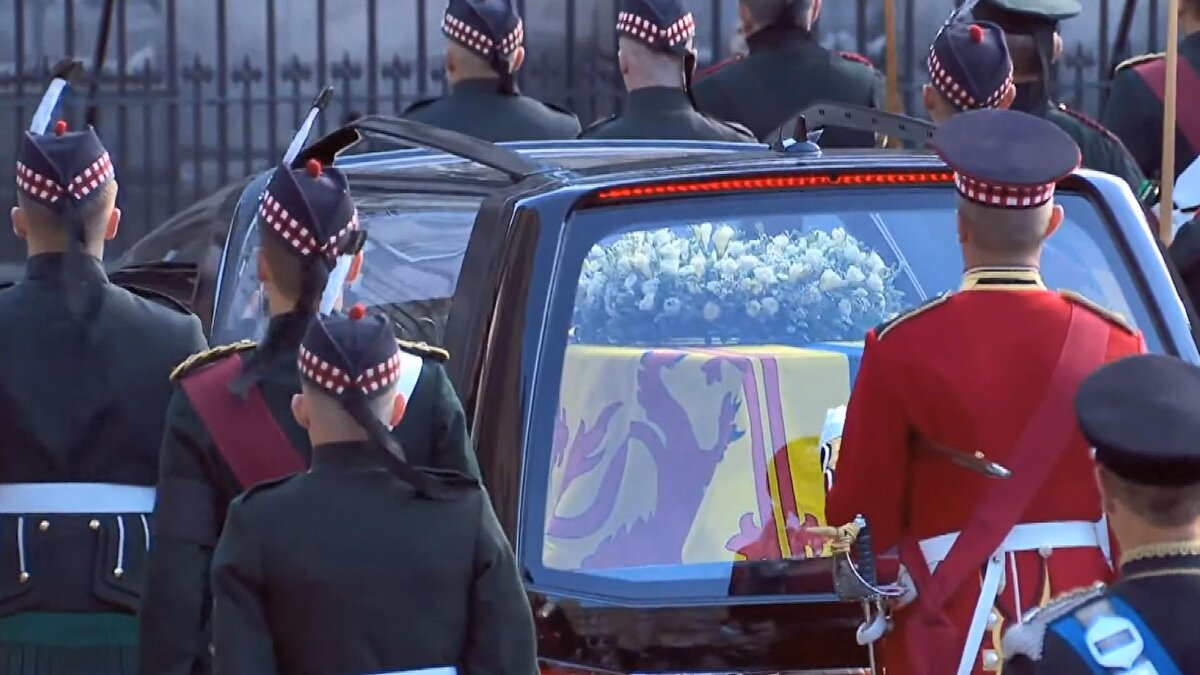 Bu sırada Kral III. Charles ve Konsort Kraliçe Camilla, Kuzey İrlanda'yı ziyaret edecek. Kraliçe Elizabeth'in cenaze töreni ise 19 Eylül Pazartesi günü yapılacak.