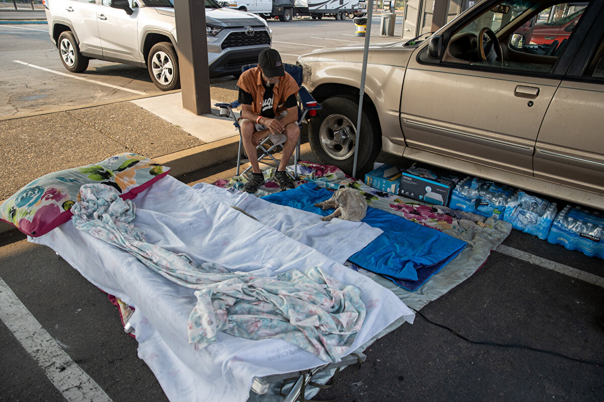 Jones, çevredeki insanların kendisine şişme yatak, su ve diğer malzemeler verdiğini, bir komşusunun kendisine aracını verdiğini dile getirdi.<br>
