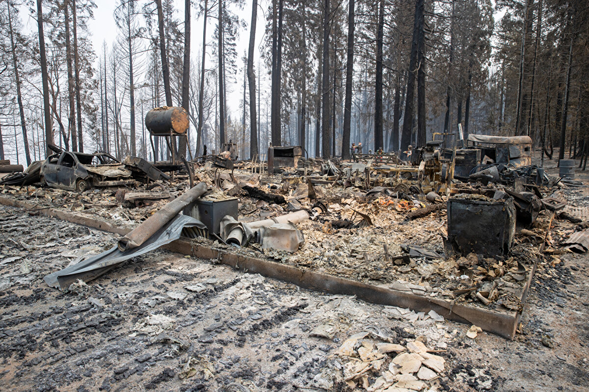 Köpeği ile Sierra Koleji'nin otoparkında kalacağını belirten Jones, 30 ile 45 güne kadar evlerine dönemeyeceklerini söyledi.<br>