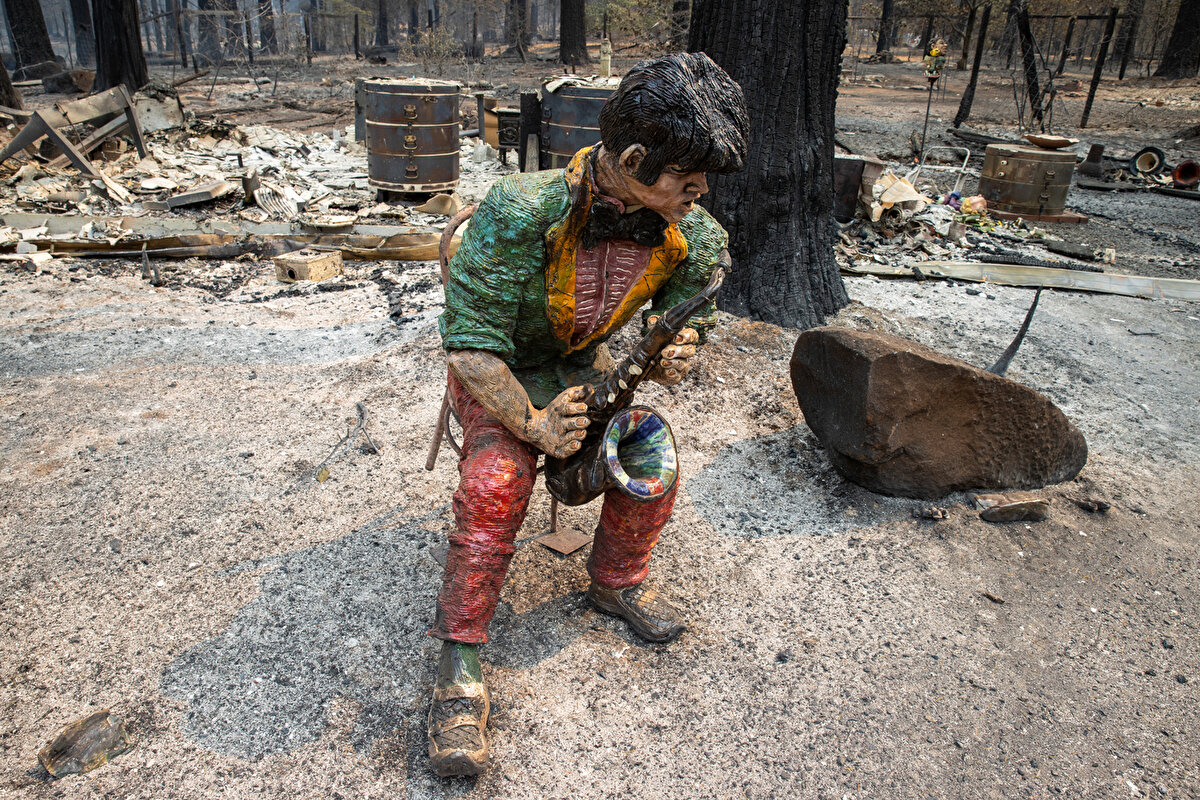 6 bine yakın yapının yangından etkilendiği belirtilirken, 11 binden fazla insanın evlerini terk etmek zorunda kaldığı bildirildi.