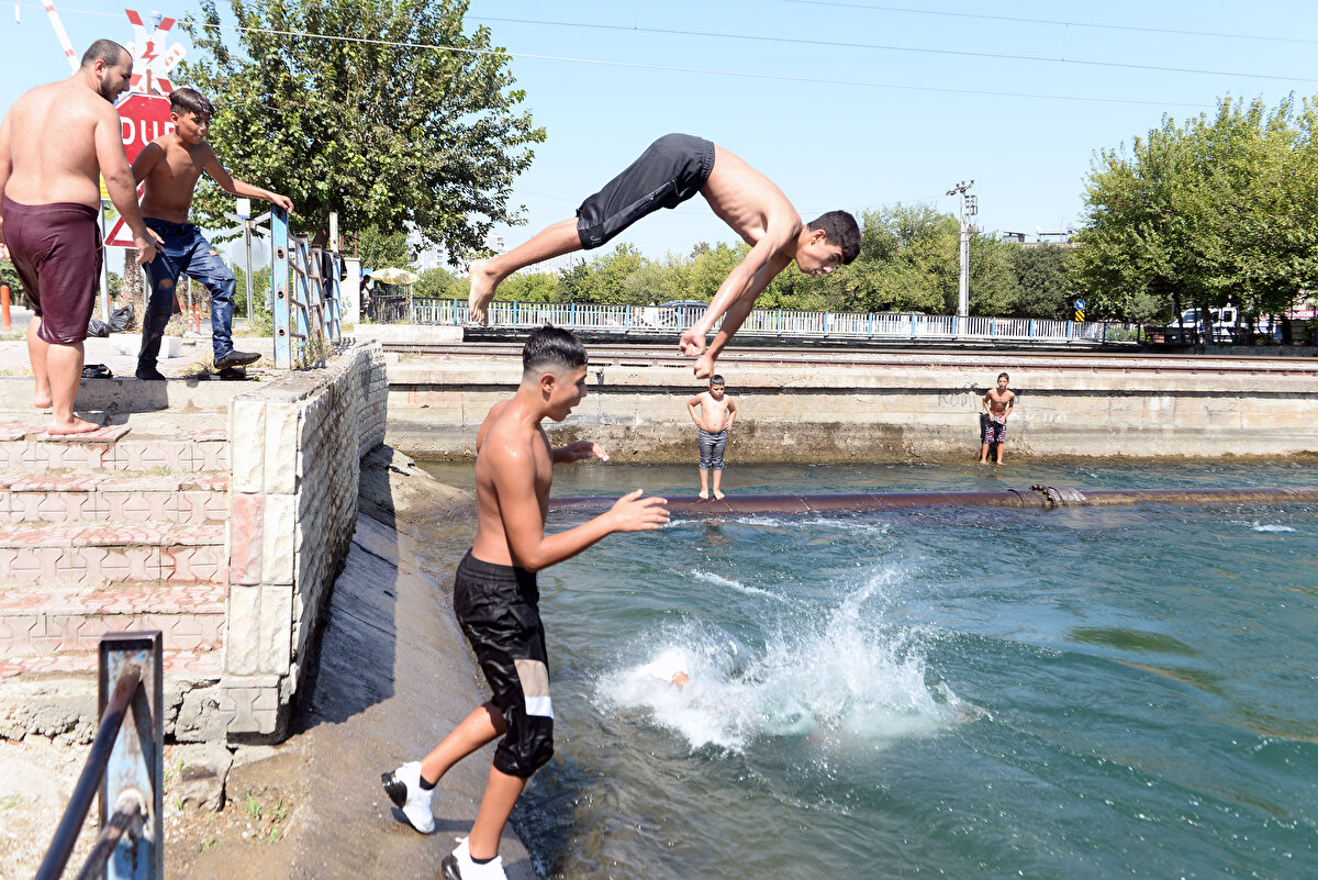 Kanalda yüzen İbrahim Sucu (21), "Bize istedikleri kadar ceza yazsınlar, kanalda yüzmeye devam ederiz. Kış aylarında bile gelip, yüzüyoruz. Burada yüzmekten korkmuyoruz" dedi.<br><br>