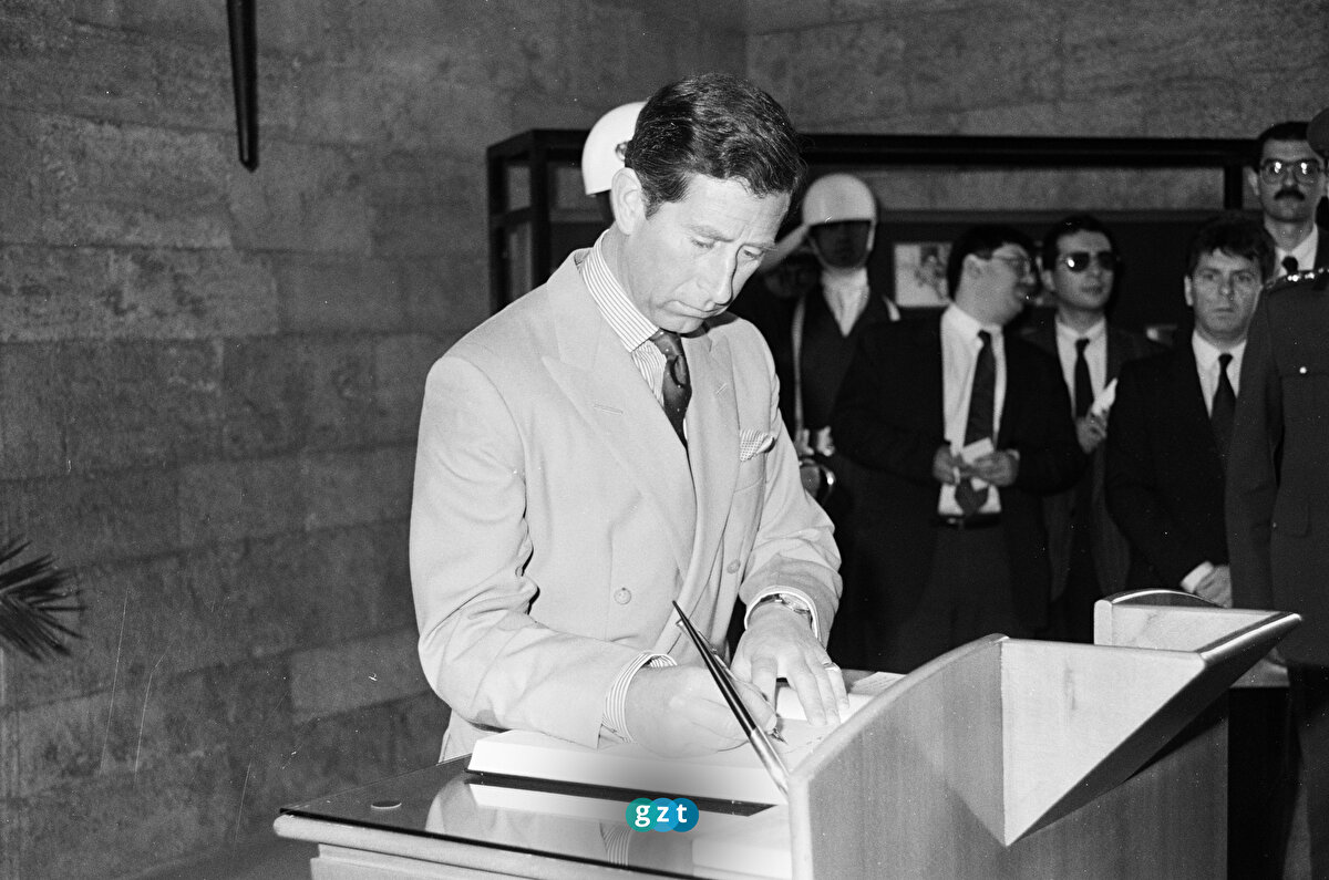 13 Mayıs 1989'da Charles, Ankara'da Anıtkabir hatıra defterini imzalarken