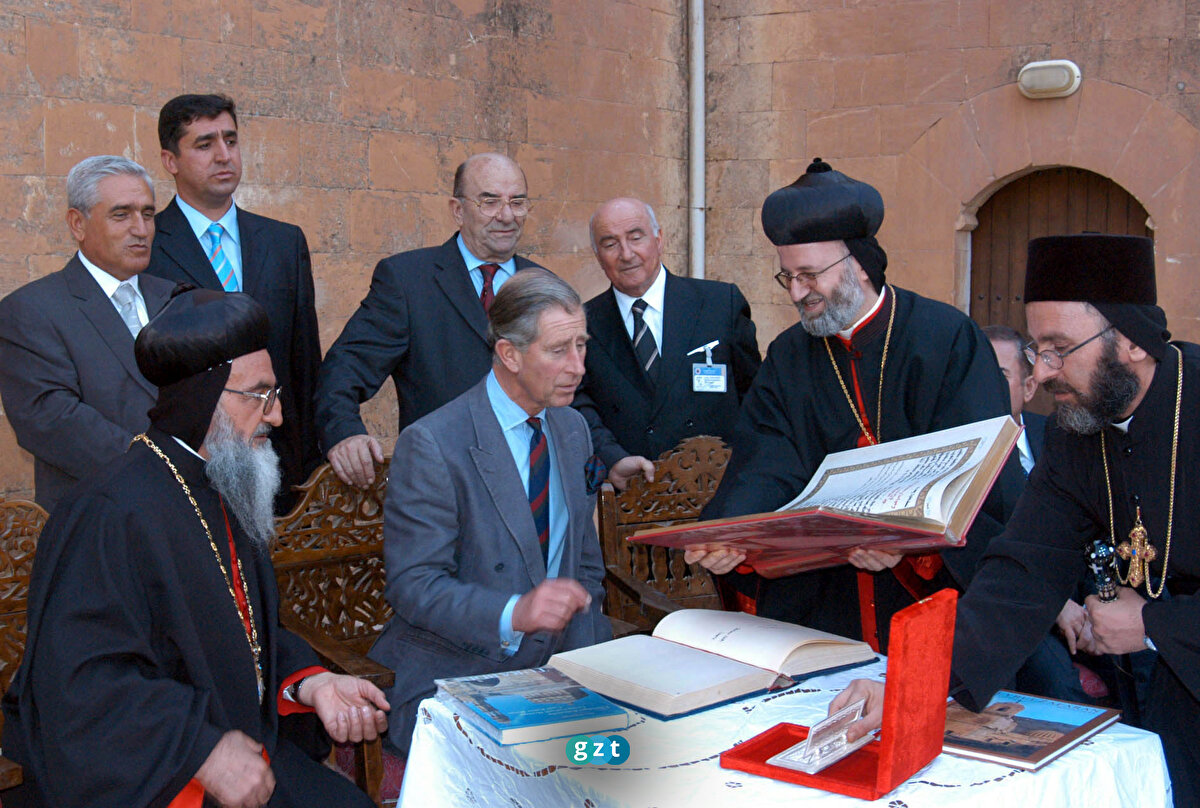 Prens Charles, 26 Ekim 2004'te Mardin'de Deyrulzafaran Manastırı'nı ziyaret etmişti