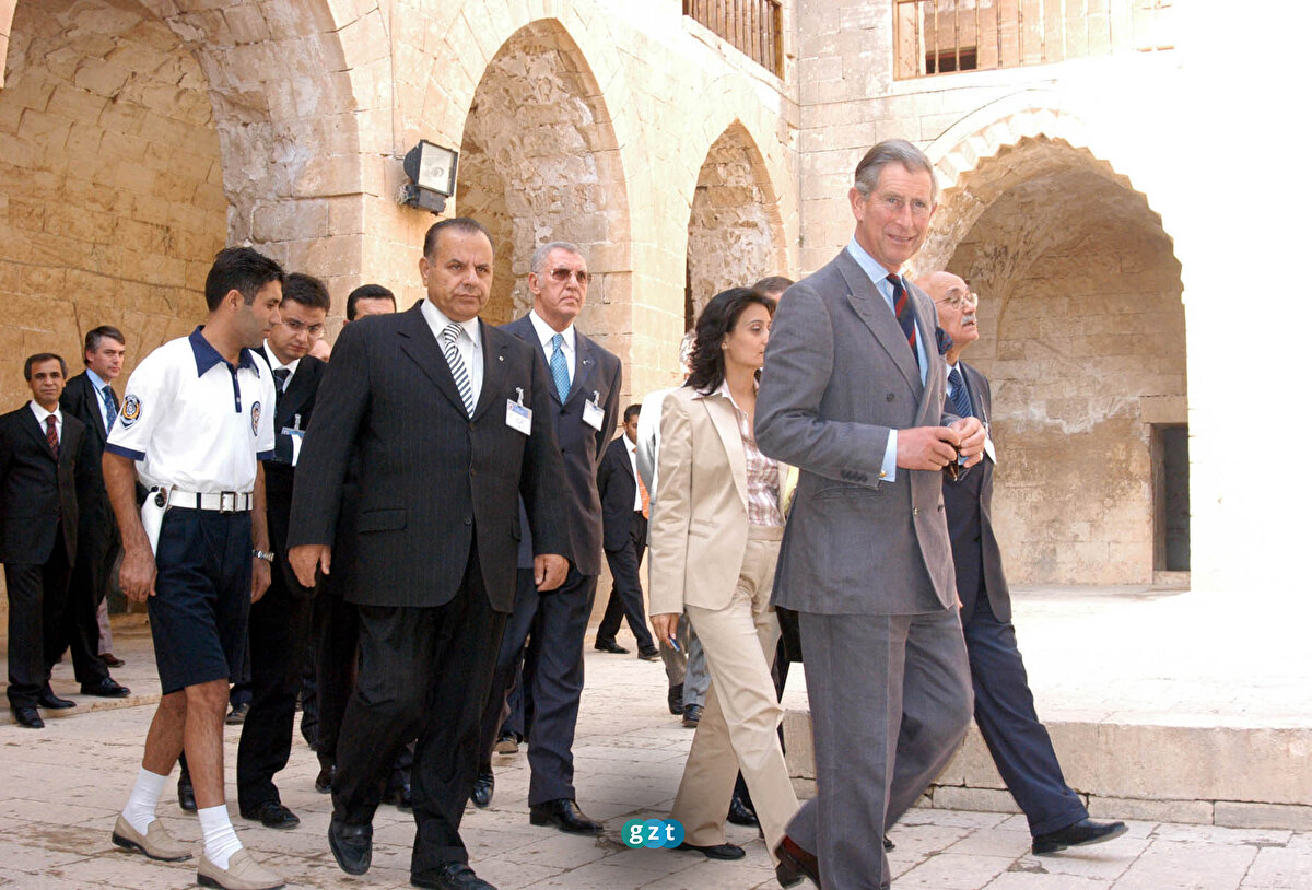 Prens Charles, 26 Ekim 2004'te Mardin'de tarihi Kasımiye Medresesi'ni gezmişti