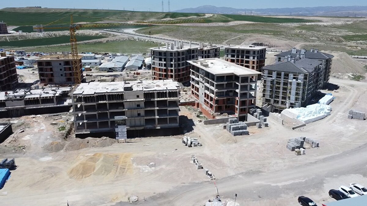 Cumhurbaşkanı Erdoğan açıklamalarının devamında 2+1 ve 3+1 konutların aylık ödemeleriyle ilgili detay verdi.<br><br>Cumhurbaşkanı Erdoğan açıklamasında, "Vatandaşlarımız toplam 608 bin lira fiyata sahip, 2 artı 1 konutlarımıza aylık 2 bin 280 liradan başlayan taksitlerle, 240 ay vadeyle sahip olabilecekler.<br><br>Toplam 850 bin liralık 3 artı 1 konutların ödemesi 3 bin 187 liradan başlayan taksitlerle 240 ay vadeyle yapılabilecektir" ifadelerinde bulundu.