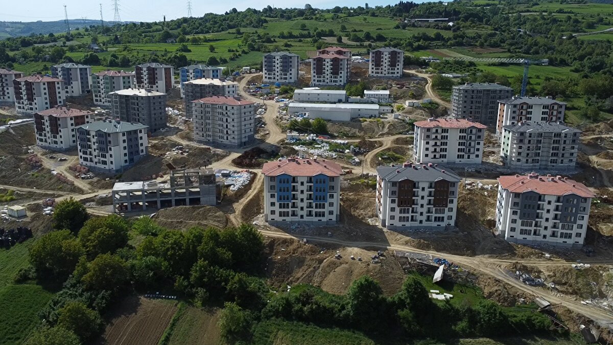 E-DEVLET ÜZERİNDEN BAŞVURU YÖNTEMİ<br>Sosyal konut projesi için başvuru işlemlerini e-Devlet üzerinden yapanların ayrıca banka şubelerinden başvurmasına gerek kalmayacak.<br><br>e-Devlet üzerinden başvurular, TOKİ Başkanlığı hizmetleri arasında yer alan "Konut İşyeri Başvuru" hizmeti bölümünden yapılabilecek. Başvuru ekranında ve ilan metninde şartlarla ilgili bilgilendirme ile ilgili projeyi seçerek başvuru yapabilecek.<br><br>e-Devlet üzerinden başvurular, TOKİ Başkanlığı hizmetlerinde yer alan Konut/İş Yeri Başvuru linki üzerinden proje seçilerek yapılabilecek.<br><br>e-Devlet üzerinden engelli ve emekli kategorisinden başvuranlar için sözleşme aşamasında engelli veya emekli olduklarına dair belge istenecek. Bu sistemle yapılacak başvurularda SMS ile iletilecek başvuru sahibi adına açılmış IBAN hesabına başvuru ücretinin belirlenen süre içerisinde EFT, havale, ATM ile yatırılması gerekecek aksi halde mevcut başvuru iptal edilecek.