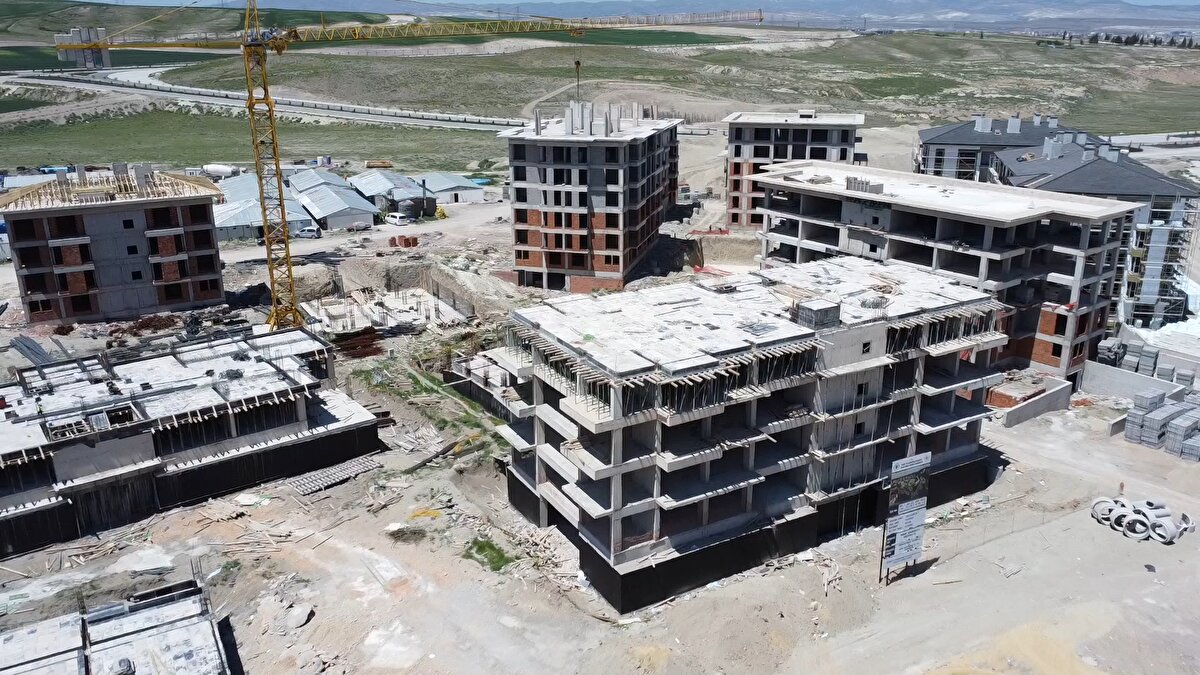 Çevrim içi başvuruda yaşanabilecek yoğunluğun önüne geçebilmek için e-devlet üzerinden başvurular kademeli olarak alınacak.<br><br>Buna göre T.C. Kimlik Numarasının son hanesi;<br><br>0 olan vatandaşlar 14 Eylül 2022 Çarşamba,<br>2 olan vatandaşlar 15 Eylül 2022 Perşembe,<br>4 olan vatandaşlar 16 Eylül 2022 Cuma,<br>6 olan vatandaşlar 17 Eylül 2022 Cumartesi,<br>8 olan vatandaşlar 18 Eylül 2022 Pazar gününden itibaren başvurabilecekler.<br>19 Eylül 2022 Pazartesi gününden itibaren ise herhangi bir sınırlama olmaksızın tüm vatandaşlar başvurularını iletebilecek.